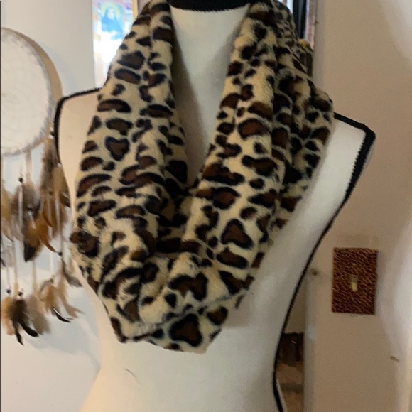🌻🌻Jacklyn smith leopard infinity plush scarve - Picture 1 of 2